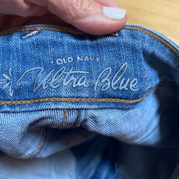 Old navy size 14 denim shorts. Inseam is 14 inches. Rise 9 - Picture 3 of 4